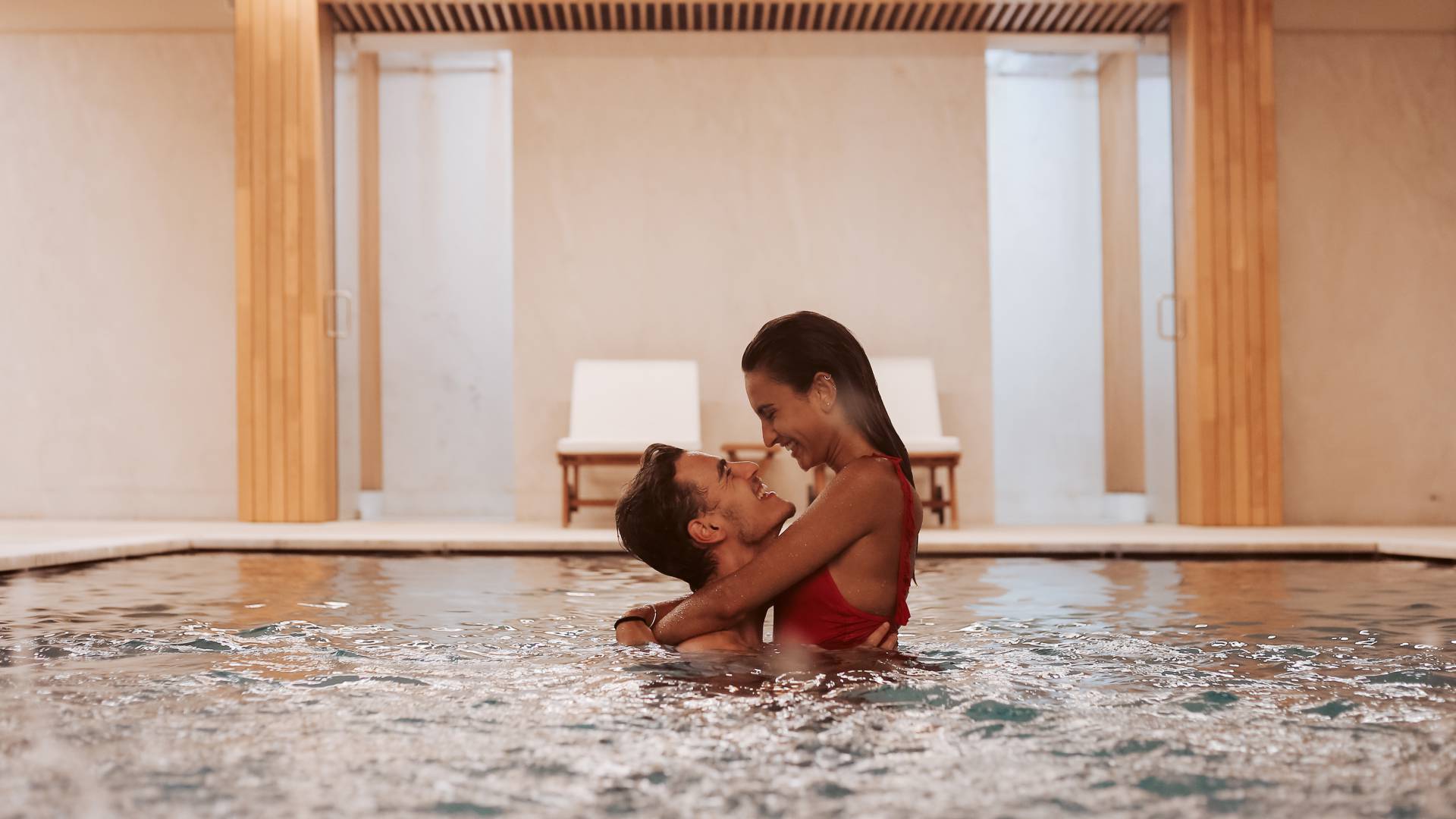 Verliebtes Paar in Luxus Hotel schwimmt in Pool