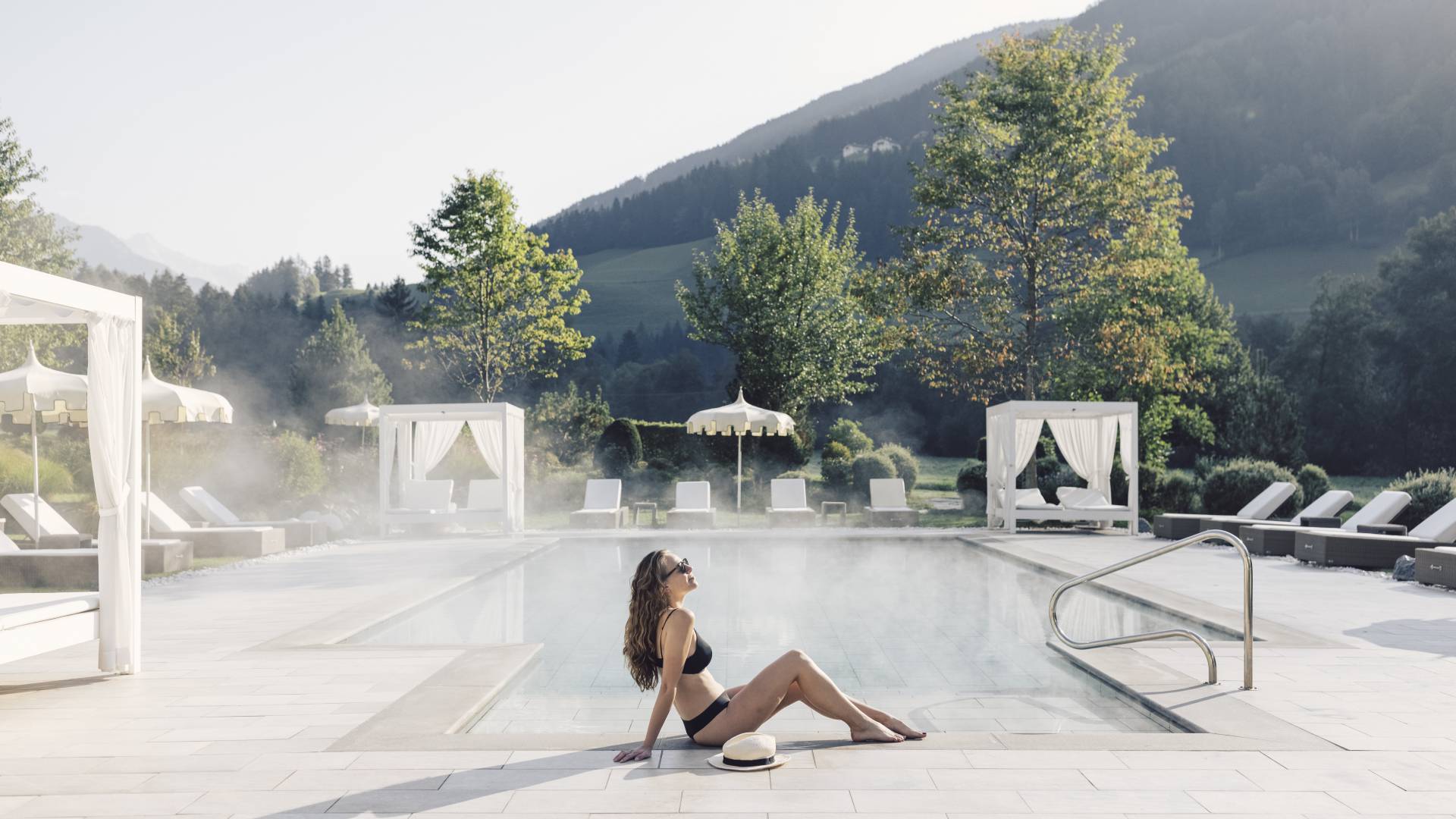 Frau sonnt sich am Outdoorpool