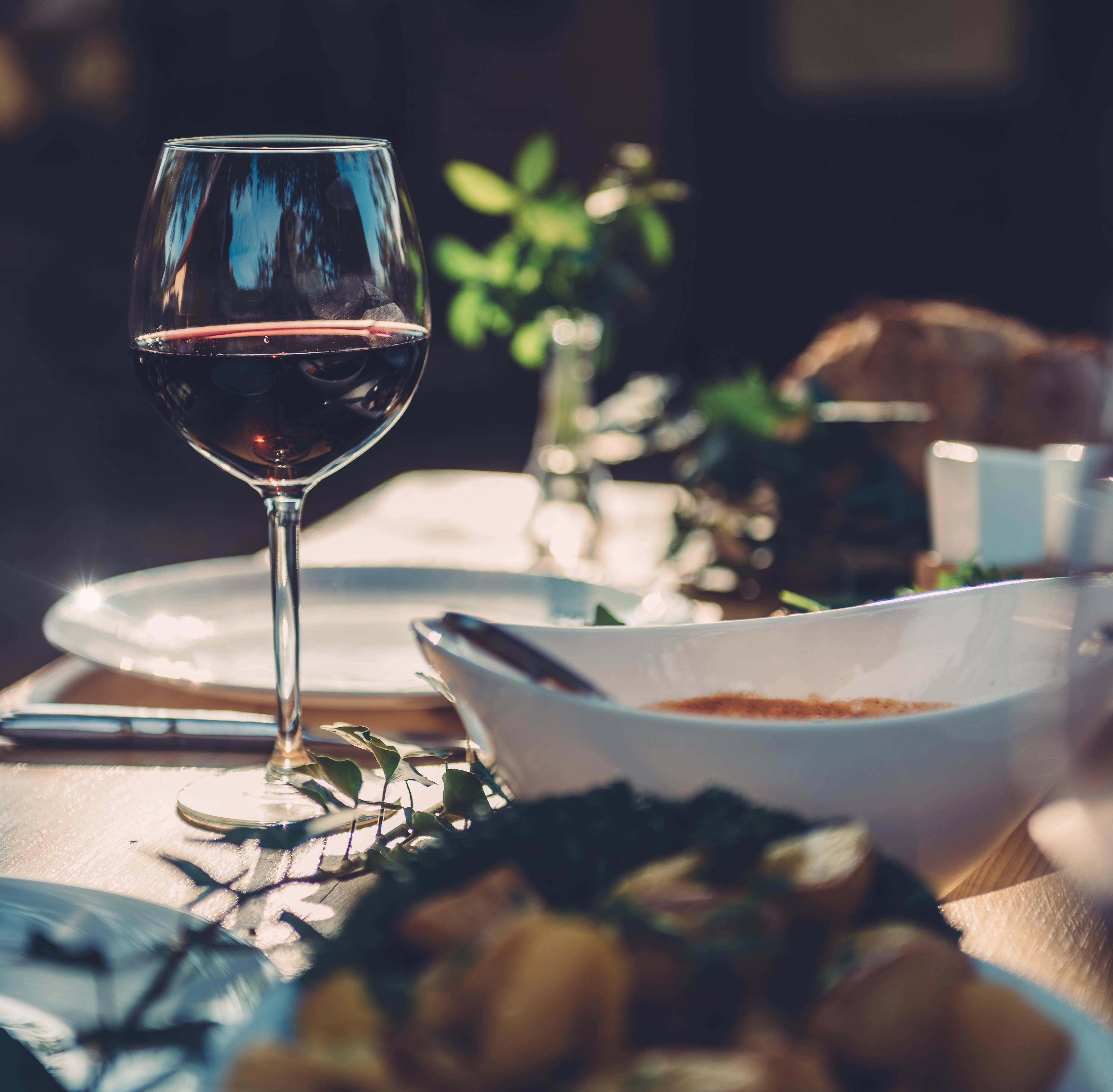 Ein Glas Wein auf einem gedeckten Tisch. Abendessen in einem Hotel