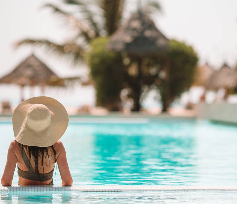 Frau entspannt in Luxus Resort in Pool